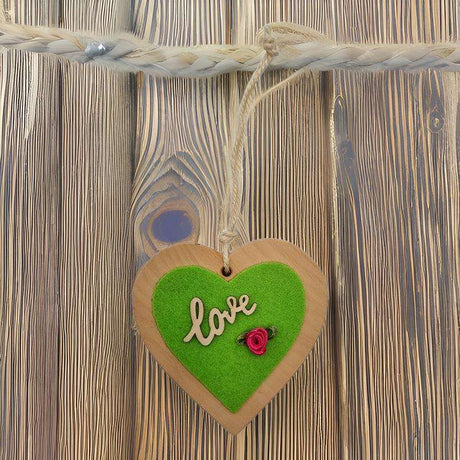 Kleines Herz mit "love" - grün (Zirbenholz)